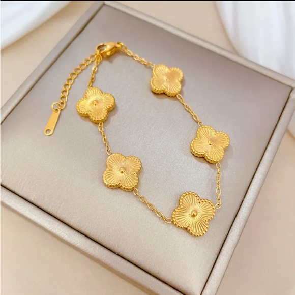 ❌SOLD❌gold plated clover bracelet - Picture 2 of 4